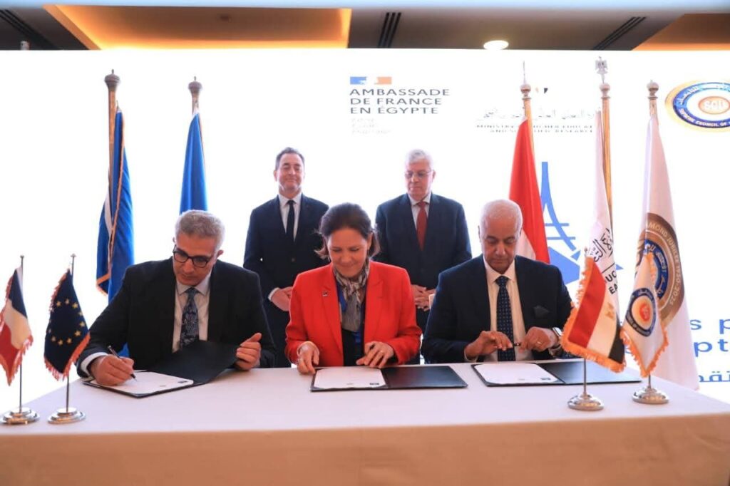 fb_img_17607149770456974799506049809955-1024x682 وزير التعليم العالي يشهد ختام فعاليات الملتقى المصري الفرنسي للتعاون العلمي والجامعي بحضور السفير الفرنسي