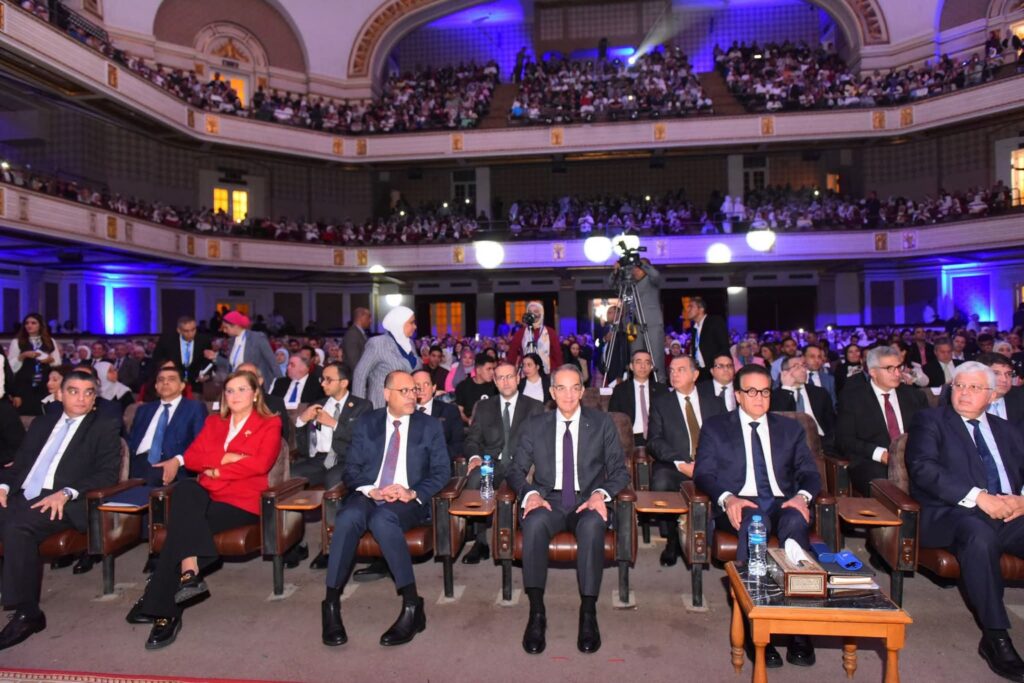 fb_img_17607812976563948970670334968852-1024x683 وزير العمل يشارك في المؤتمر الدولي الأول للذكاء الاصطناعي بجامعة القاهرة