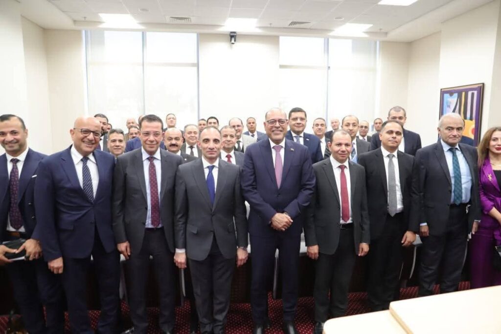 fb_img_17609423555387518135625289338123-1024x683 وزير العمل" يفتتح ورشة تثقيفية حول قانون العمل الجديد بمقر وزارة البترول