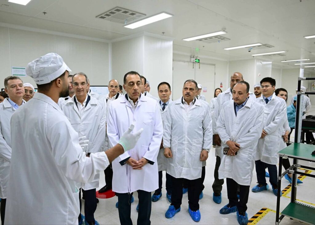 fb_img_17612171589707331979084296190624-1024x732 فى إطار خطة استثمارية تقدر بنحو 50 مليون دولار:رئيس الوزراء يفتتح مصنع شركة "أوبو" العالمية فى مصر لتصنيع الهواتف المحمولة بالعاشر من رمضان