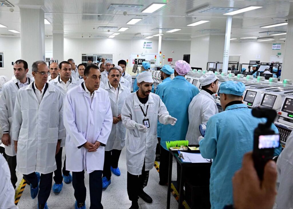 fb_img_17612171660748393375127638565203-1024x732 فى إطار خطة استثمارية تقدر بنحو 50 مليون دولار:رئيس الوزراء يفتتح مصنع شركة "أوبو" العالمية فى مصر لتصنيع الهواتف المحمولة بالعاشر من رمضان