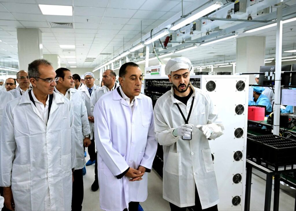 fb_img_17612171717157160252515196136602-1024x732 فى إطار خطة استثمارية تقدر بنحو 50 مليون دولار:رئيس الوزراء يفتتح مصنع شركة "أوبو" العالمية فى مصر لتصنيع الهواتف المحمولة بالعاشر من رمضان