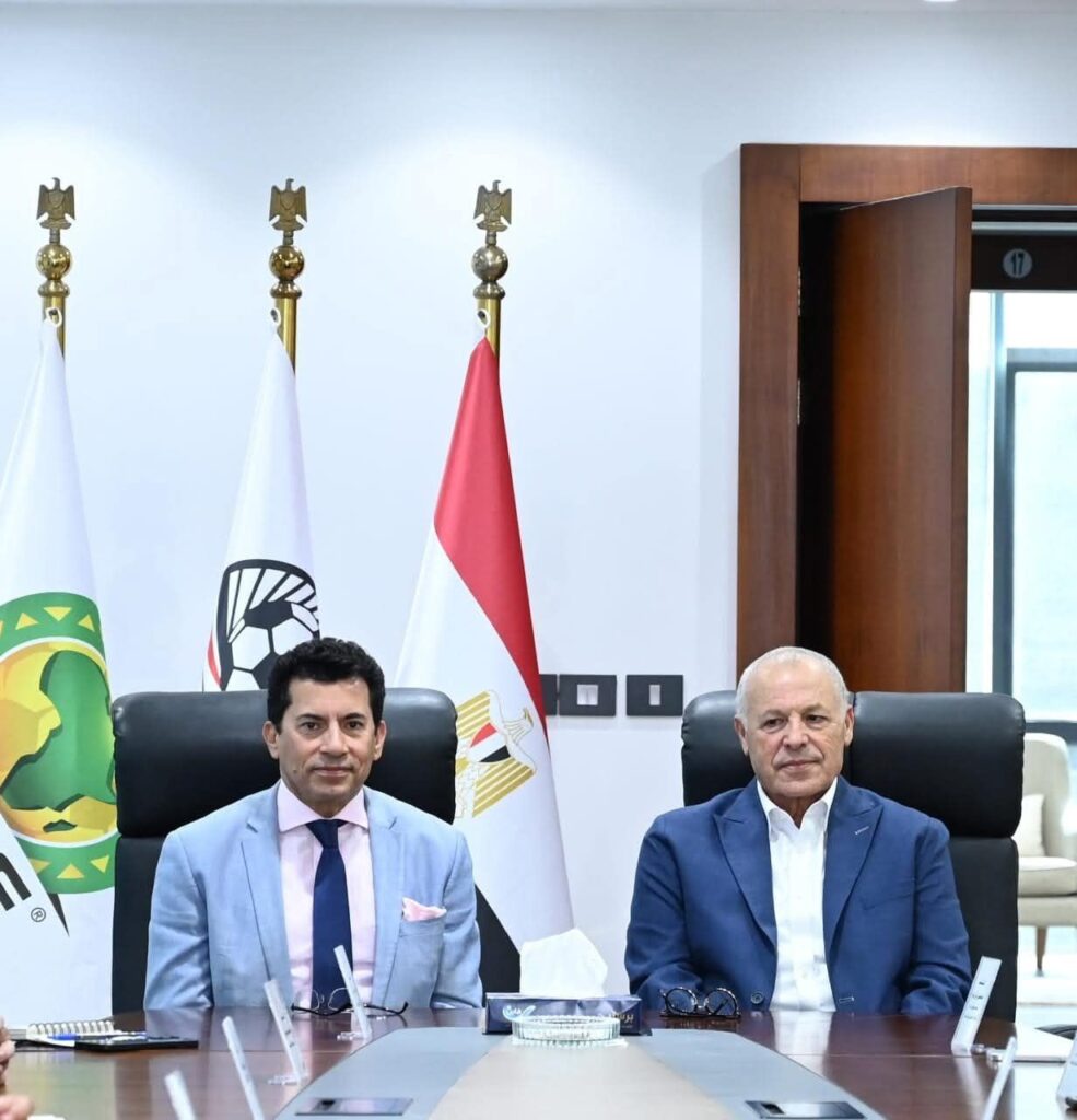 fb_img_17614010002634215042744153292105-985x1024 وزير الرياضة يلتقي رئيس الاتحاد المصري لكرة القدم