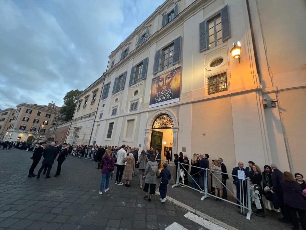 fb_img_17614010731541136738561532250889-1024x768 بعد يوم من افتتاحه للجمهور في العاصمة الإيطالية روما- آلاف الزائرين يتوافدون على معرض "كنوز الفراعنة"