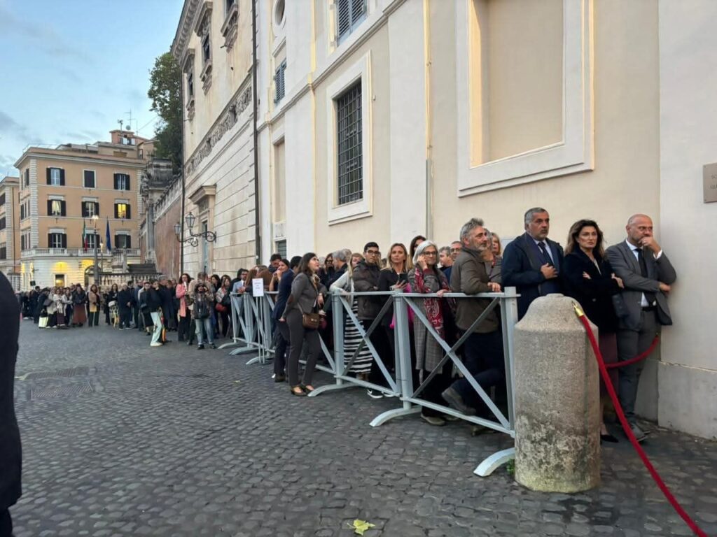 fb_img_17614010750104623466115942431542-1024x768 بعد يوم من افتتاحه للجمهور في العاصمة الإيطالية روما- آلاف الزائرين يتوافدون على معرض "كنوز الفراعنة"