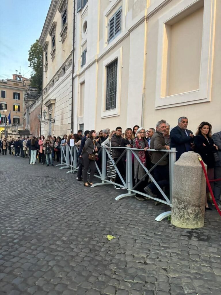 fb_img_17614010767906891382699425900414-768x1024 بعد يوم من افتتاحه للجمهور في العاصمة الإيطالية روما- آلاف الزائرين يتوافدون على معرض "كنوز الفراعنة"