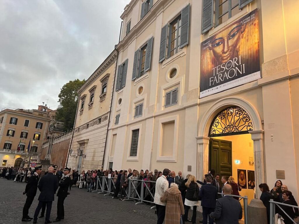 fb_img_17614010783603952966635753441054-1024x768 بعد يوم من افتتاحه للجمهور في العاصمة الإيطالية روما- آلاف الزائرين يتوافدون على معرض "كنوز الفراعنة"