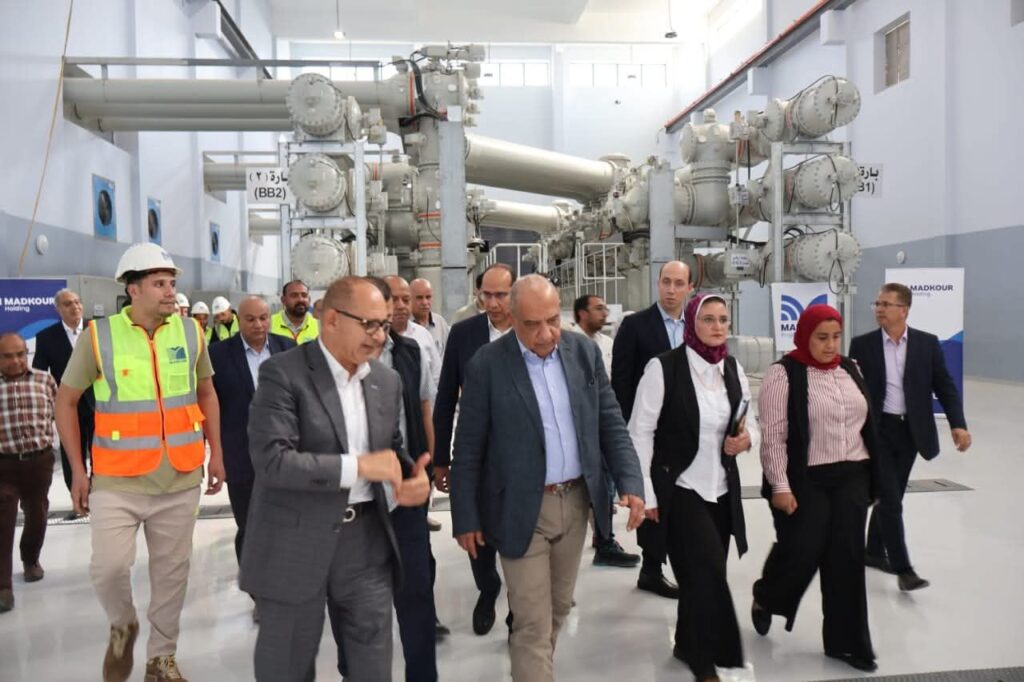 fb_img_17614011596893942514278420586682-1024x682 وزير الكهرباء والطاقة المتجددة يتفقد محطة محولات عيون موسى ويشهد وضع الجهد وإطلاق التيار الكهربائي لعدد من المحولات والخط الكهربائي عيون موسى / شرق الإسماعيلية جهد 500 ك ف ويتابع مستجدات تنفيذ الاعمال في مشروعات توفير الكهرباء لمشروعات التنمية الزراعية