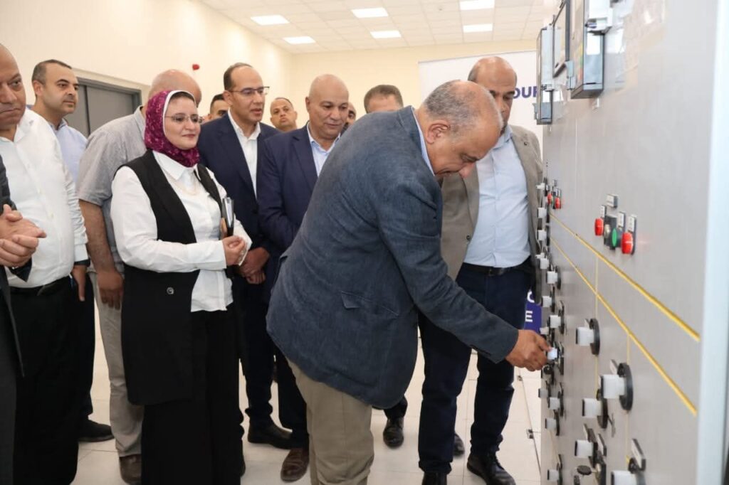 fb_img_17614011666251164100889173965959-1024x682 وزير الكهرباء والطاقة المتجددة يتفقد محطة محولات عيون موسى ويشهد وضع الجهد وإطلاق التيار الكهربائي لعدد من المحولات والخط الكهربائي عيون موسى / شرق الإسماعيلية جهد 500 ك ف ويتابع مستجدات تنفيذ الاعمال في مشروعات توفير الكهرباء لمشروعات التنمية الزراعية