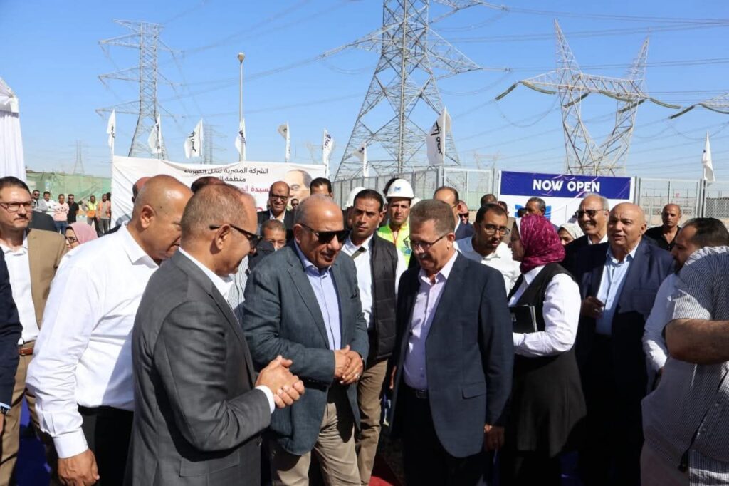 fb_img_17614011687538514400681936428496-1024x682 وزير الكهرباء والطاقة المتجددة يتفقد محطة محولات عيون موسى ويشهد وضع الجهد وإطلاق التيار الكهربائي لعدد من المحولات والخط الكهربائي عيون موسى / شرق الإسماعيلية جهد 500 ك ف ويتابع مستجدات تنفيذ الاعمال في مشروعات توفير الكهرباء لمشروعات التنمية الزراعية
