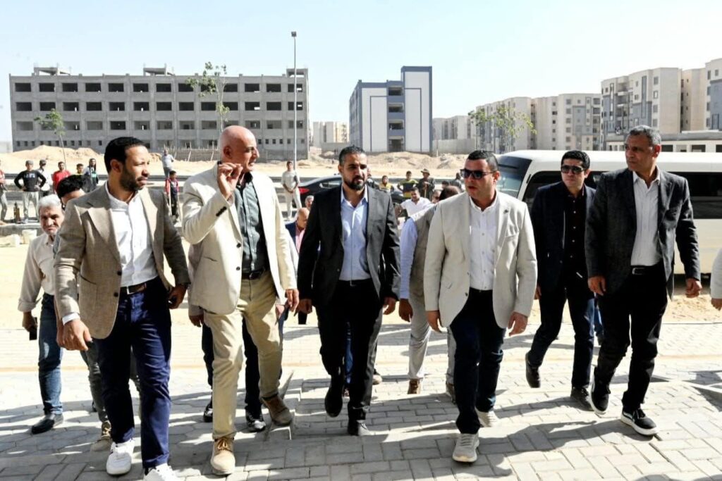 fb_img_17614014908727084235068761619479-1024x683 وزير الإسكان يتفقد مشروع المبادرة الرئاسية "سكن لكل المصريين" والطرق والمحاور والإسكان الأخضر بالعبور الجديدة