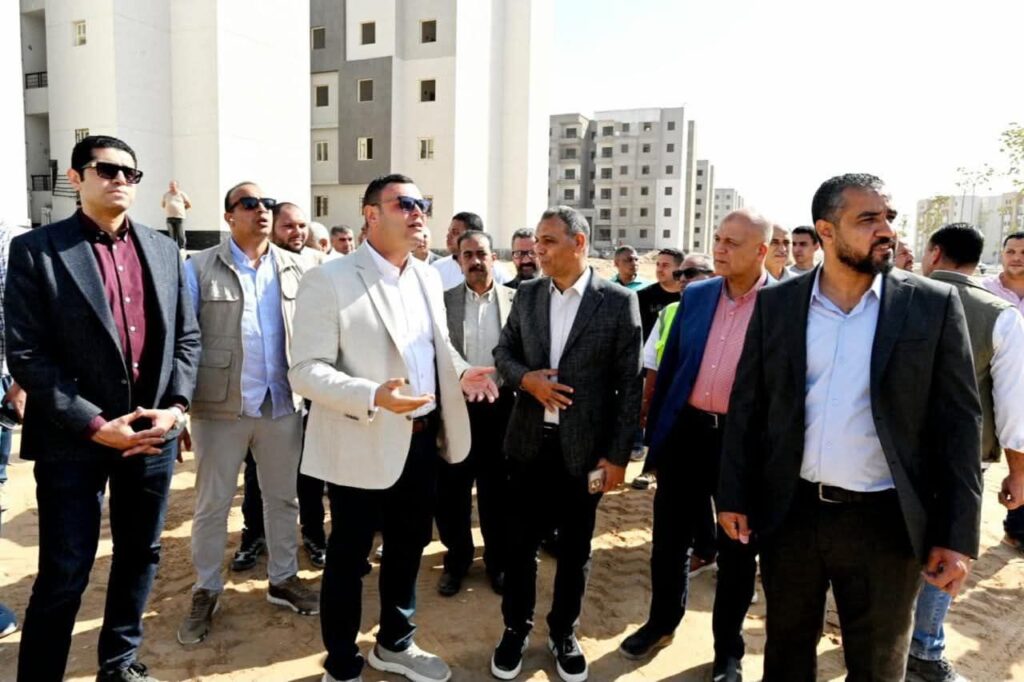 fb_img_17614014979789109034015705700889-1024x682 وزير الإسكان يتفقد مشروع المبادرة الرئاسية "سكن لكل المصريين" والطرق والمحاور والإسكان الأخضر بالعبور الجديدة