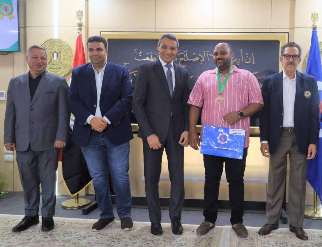 img-20251015-wa00324375085015955079702-1024x787 محافظ السويس يسلم الجوائز للفائزين بمسابقة الصيد