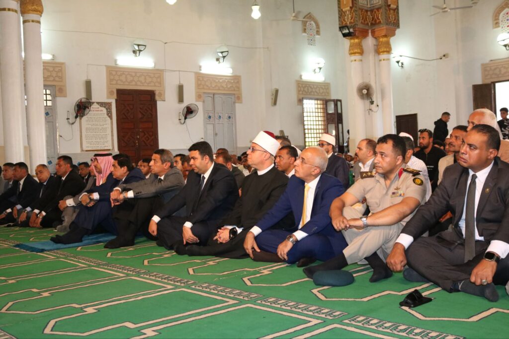 img-20251024-wa00474288084574249974109-1024x683 في إطار ذكري إنتصارات 24 أكتوبر 1973<br>محافظ السويس ومدير الأمن وأهالي السويس يؤدون صلاة الجمعة بمسجد بدر