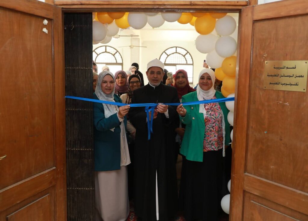 fb_img_17623270220906709432843741975195-1024x737 رئيس جامعة الأزهر يفتتح معملي علم النفس التعليمي والقياس والتقويم بكلية التربية للبنات بالقاهرة ويهنئ الكلية بتخريج الدفعة (32)