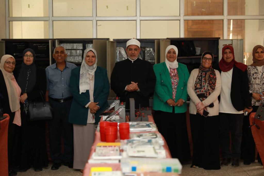 fb_img_17623270271546999759266337136014-1024x682 رئيس جامعة الأزهر يفتتح معملي علم النفس التعليمي والقياس والتقويم بكلية التربية للبنات بالقاهرة ويهنئ الكلية بتخريج الدفعة (32)