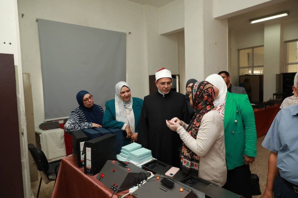 fb_img_17623270297077477553649581947919-1024x682 رئيس جامعة الأزهر يفتتح معملي علم النفس التعليمي والقياس والتقويم بكلية التربية للبنات بالقاهرة ويهنئ الكلية بتخريج الدفعة (32)
