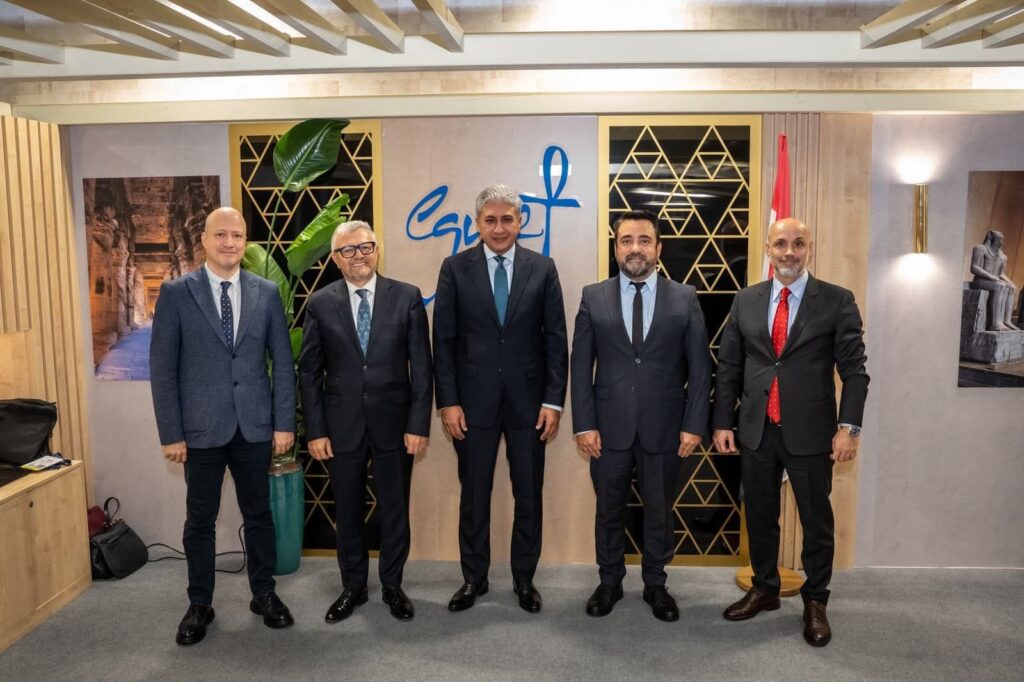 fb_img_17625374692365299262560279266946-1024x682 وزير السياحة والآثار يستكمل لقاءاته المهنية بالعاصمة البريطانية لندن مع مسئولي عدد من منظمي الرحلات الدوليين