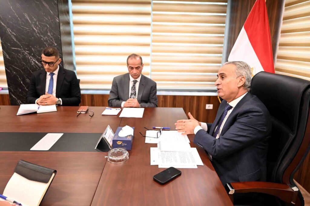 fb_img_17639116693735505058207525807351-1024x681 رئيس جهاز حماية المستهلك يعقد اجتماعًا مُوسعًا مع رؤساء القطاعات ومديري الأفرع الإقليمية لمتابعة حالة الأسواق وتوافر السلع، والتوجيه باستمرار تشديد الرقابة خلال موسم تخفيضات الجمعة البيضاء