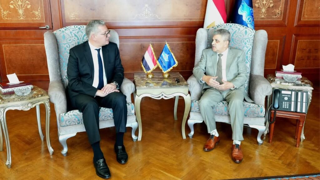 fb_img_17639119902902115680734319835704-1024x575 ضمن استراتيجية التحول إلى قناة خضراء.. وزارة البترول والثروة المعدنية وهيئة قناة السويس توقعان مذكرة تفاهم حول الإجراءات التنفيذية لإنشاء محطة لإسالة وتموين الغاز الطبيعي المسال