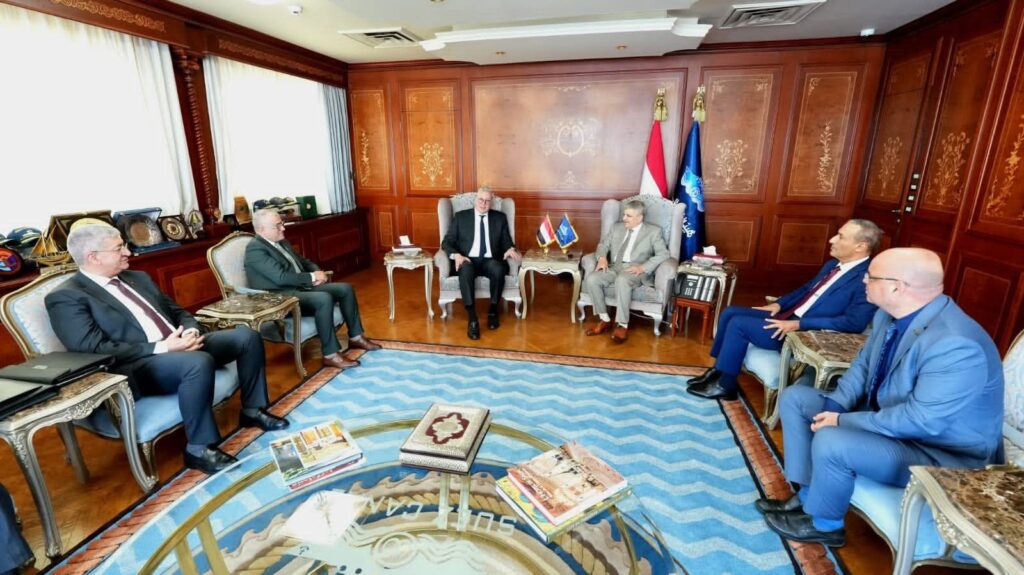 fb_img_17639119928422962541591362147899-1024x575 ضمن استراتيجية التحول إلى قناة خضراء.. وزارة البترول والثروة المعدنية وهيئة قناة السويس توقعان مذكرة تفاهم حول الإجراءات التنفيذية لإنشاء محطة لإسالة وتموين الغاز الطبيعي المسال