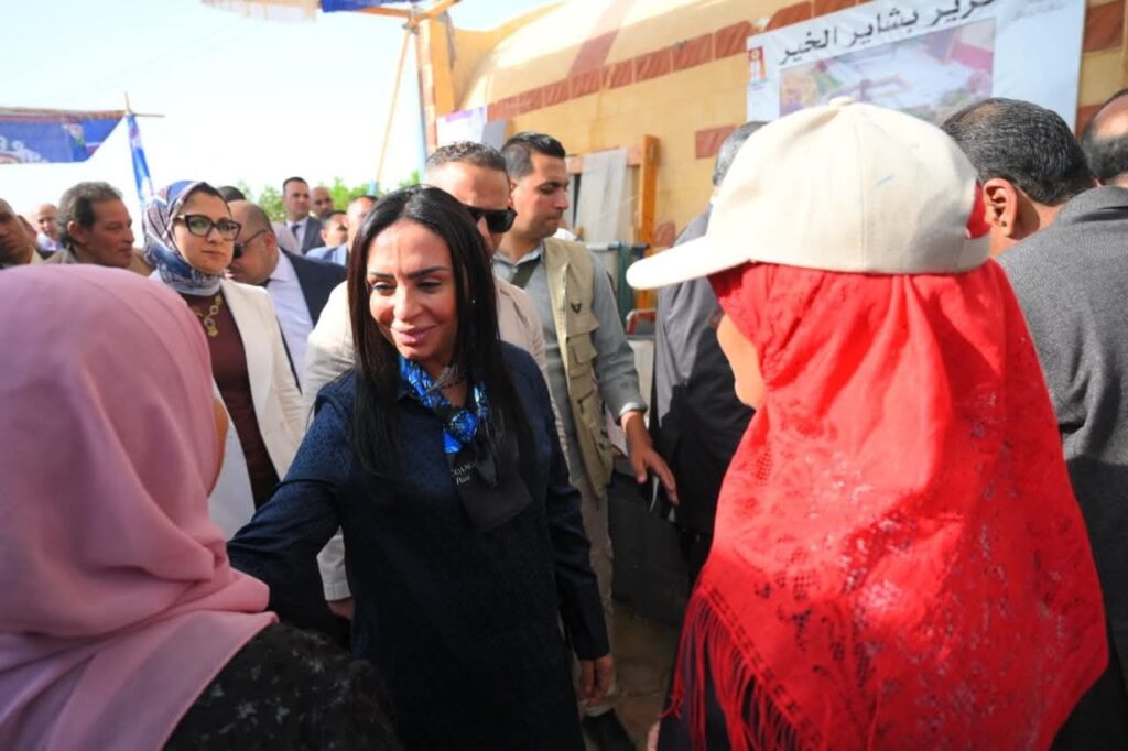 fb_img_17639122016746704188823410590509-1024x682 وزيرة التضامن الاجتماعي تتفقد وحدة إنتاج الحرير خلال زيارتها لمحافظة الوادي الجديد