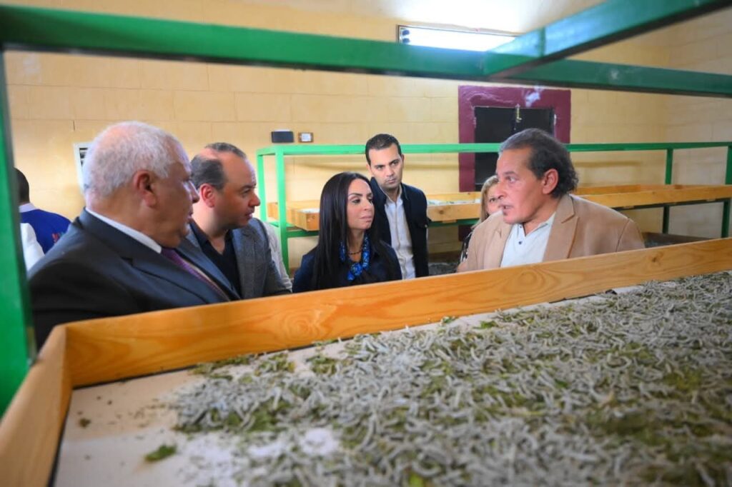 fb_img_17639122051778445415409534671828-1024x682 وزيرة التضامن الاجتماعي تتفقد وحدة إنتاج الحرير خلال زيارتها لمحافظة الوادي الجديد