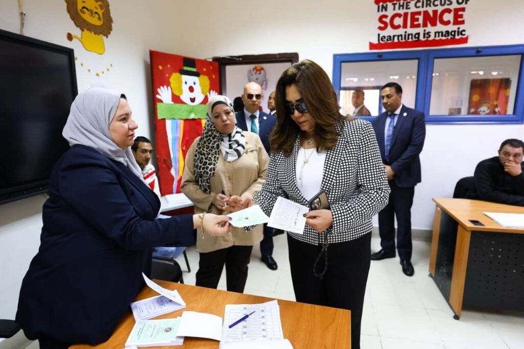 fb_img_17639803974714271747118101941674-1024x682 وزيرة التنمية المحلية والقائم بأعمال وزير البيئة تُدلي بصوتها في انتخابات مجلس النواب 2025<br>