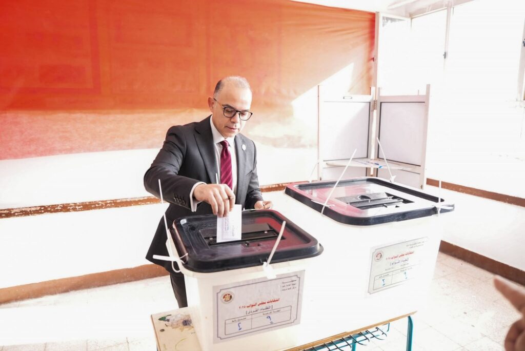 fb_img_17639811109547848678155396005679-1024x684 أدلى الدكتور محمد فريد، رئيس الهيئة العامة للرقابة المالية، صباح اليوم، بصوته في انتخابات مجلس النواب 2025، وذلك بمقر لجنته الانتخابية بمدرسة سيزا نبراوى الإعدادية الثانوية بنات بالتجمع الخامس في القاهرة الجديدة.