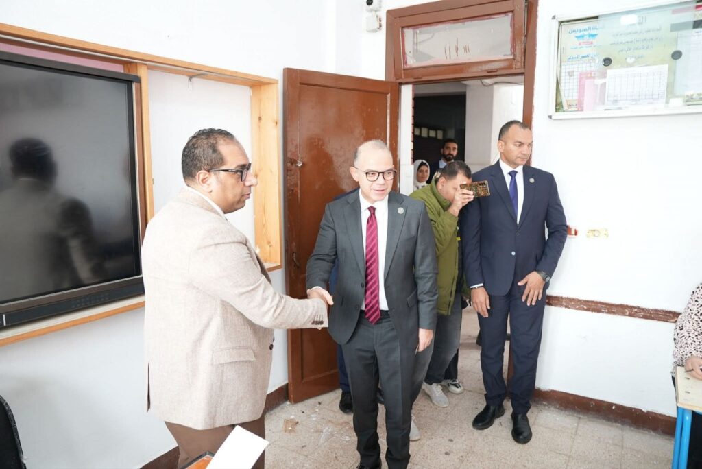 fb_img_17639811143763977971885644875154-1024x684 أدلى الدكتور محمد فريد، رئيس الهيئة العامة للرقابة المالية، صباح اليوم، بصوته في انتخابات مجلس النواب 2025، وذلك بمقر لجنته الانتخابية بمدرسة سيزا نبراوى الإعدادية الثانوية بنات بالتجمع الخامس في القاهرة الجديدة.