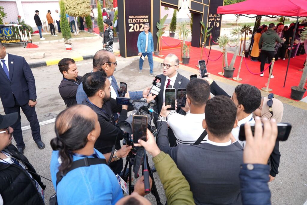 fb_img_17639811160298882006381248495186-1024x684 أدلى الدكتور محمد فريد، رئيس الهيئة العامة للرقابة المالية، صباح اليوم، بصوته في انتخابات مجلس النواب 2025، وذلك بمقر لجنته الانتخابية بمدرسة سيزا نبراوى الإعدادية الثانوية بنات بالتجمع الخامس في القاهرة الجديدة.