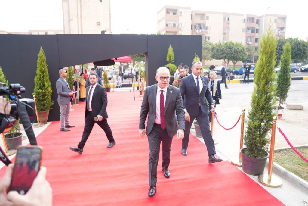 fb_img_17639811177857936128335647059002-1024x684 أدلى الدكتور محمد فريد، رئيس الهيئة العامة للرقابة المالية، صباح اليوم، بصوته في انتخابات مجلس النواب 2025، وذلك بمقر لجنته الانتخابية بمدرسة سيزا نبراوى الإعدادية الثانوية بنات بالتجمع الخامس في القاهرة الجديدة.