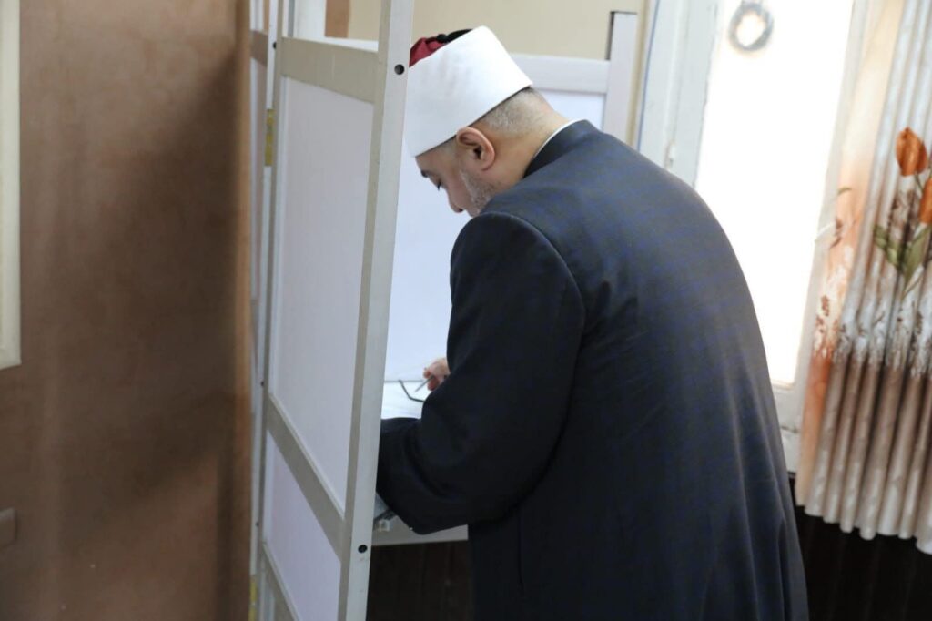 fb_img_17639821776444387573844035805531-1024x682 أدلى فضيلة أ.د. نظير محمد عياد، مفتي الجمهورية، اليوم الاثنين، بصوته في انتخابات مجلس النواب لعام 2025م، بمقر لجنته الانتخابية بمدرسة كفر الشيخ العسكرية بمحافظة كفر الشيخ.