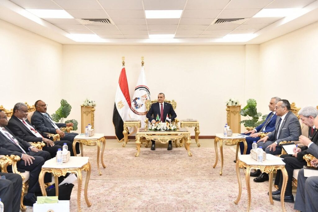 fb_img_17646701239963776781223153846305-1024x682 وزير الدولة للإنتاج الحربي يستقبل مدير عام منظومة الصناعات الدفاعية السودانية لمناقشة موضوعات التعاون ذات الاهتمام المشترك