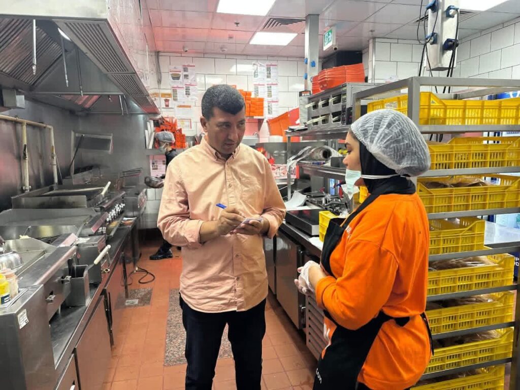 fb_img_17656159672729042795521058948940-1024x768 وزارة العمل تواصل حملات التفتيش لضبط سوق العمل وتطبيق أحكام القانون الجديد