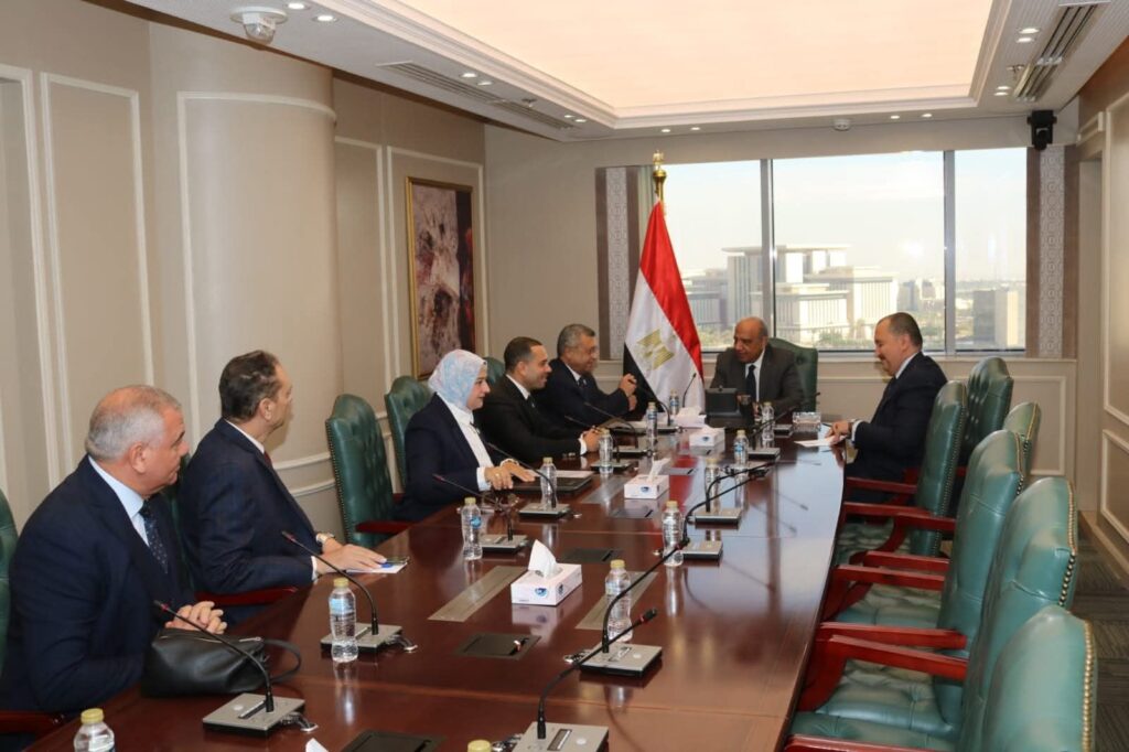 fb_img_17657258642781797893461712429672-1024x682 وزير الكهرباء والطاقة المتجددة يستقبل أعضاء لجنة الطاقة والبيئة والقوى العاملة بمجلس الشيوخ للتشاور والتنسيق وبحث جهود الوزارة في استقرار التغذية والارتقاء بجودة الخدمات المقدمة