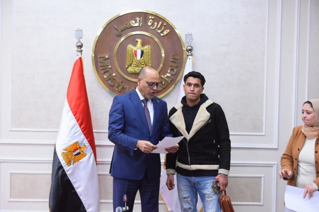 fb_img_17670966845692830250029082299224-1024x682 وزير العمل يُسلم دفعة جديدة من عقود العمل بالإمارات والأردن.. ويؤكد: "شبابنا سفراؤنا في الخارج"