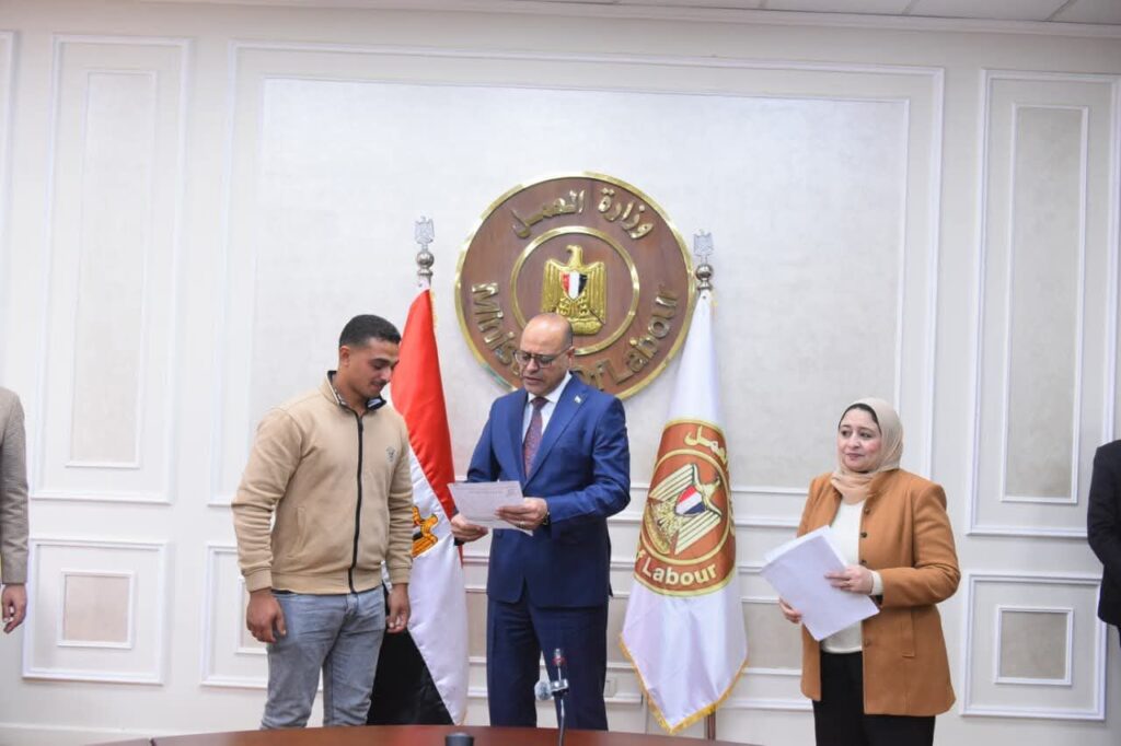 fb_img_17670966875955880422429760924663-1024x682 وزير العمل يُسلم دفعة جديدة من عقود العمل بالإمارات والأردن.. ويؤكد: "شبابنا سفراؤنا في الخارج"
