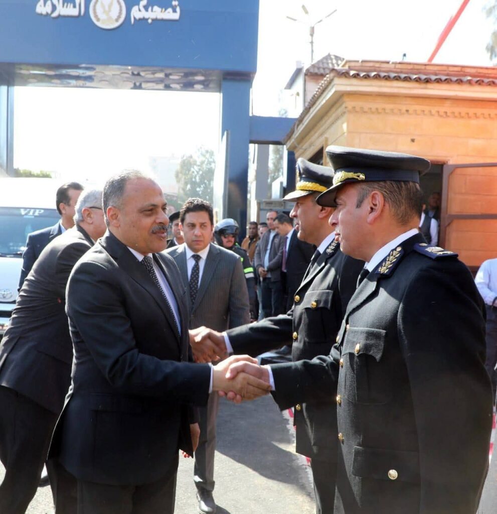 fb_img_17693502378083603123596473237417-991x1024 محافظ الشرقية ومدير الأمن يضعان إكليلاً من الزهور على النصب التذكاري لشهداء الشرطة بمقر قوات الأمن بالزقازيق