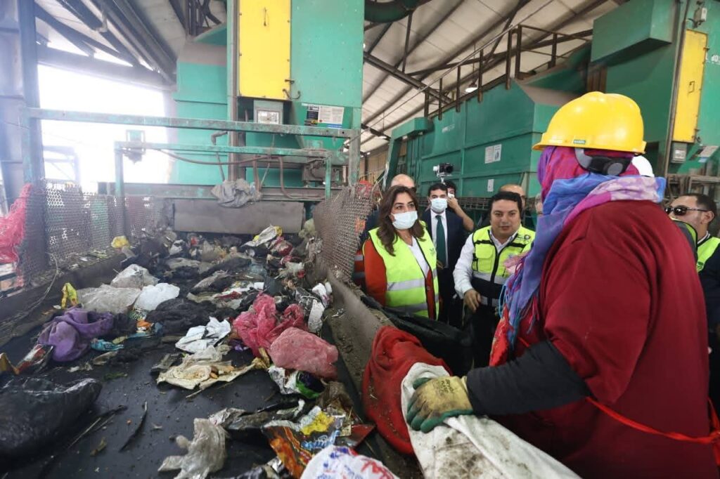 fb_img_17703059413295306440729338319383-1024x682 وزيرة التنمية المحلية والقائم بأعمال وزير البيئة ومحافظ الدقهلية يتفقدون مصنع معالجة وتدوير المخلفات بسندوب