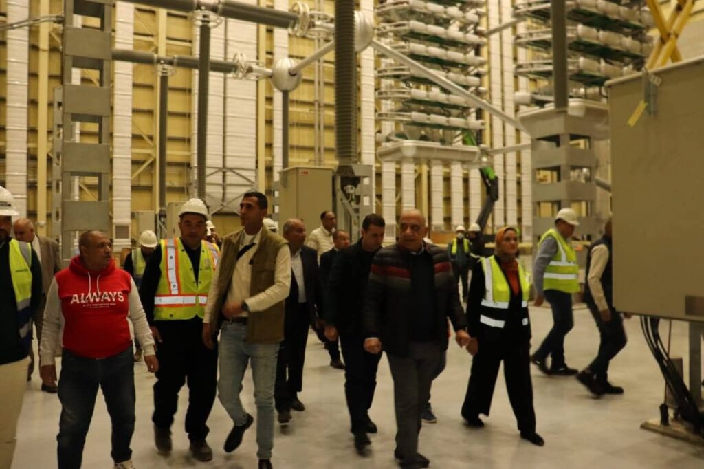 fb_img_17716716176657917680597399435019-1024x682 الدكتور محمود عصمت يتفقد محطة الربط الكهربائي المصري السعودي العملاقة جهد 500 كيلو فولت تيار مستمر بمدينة بدر ويتابع ميدانيًا الاختبارات تمهيدًا للتشغيل وإطلاق التيار