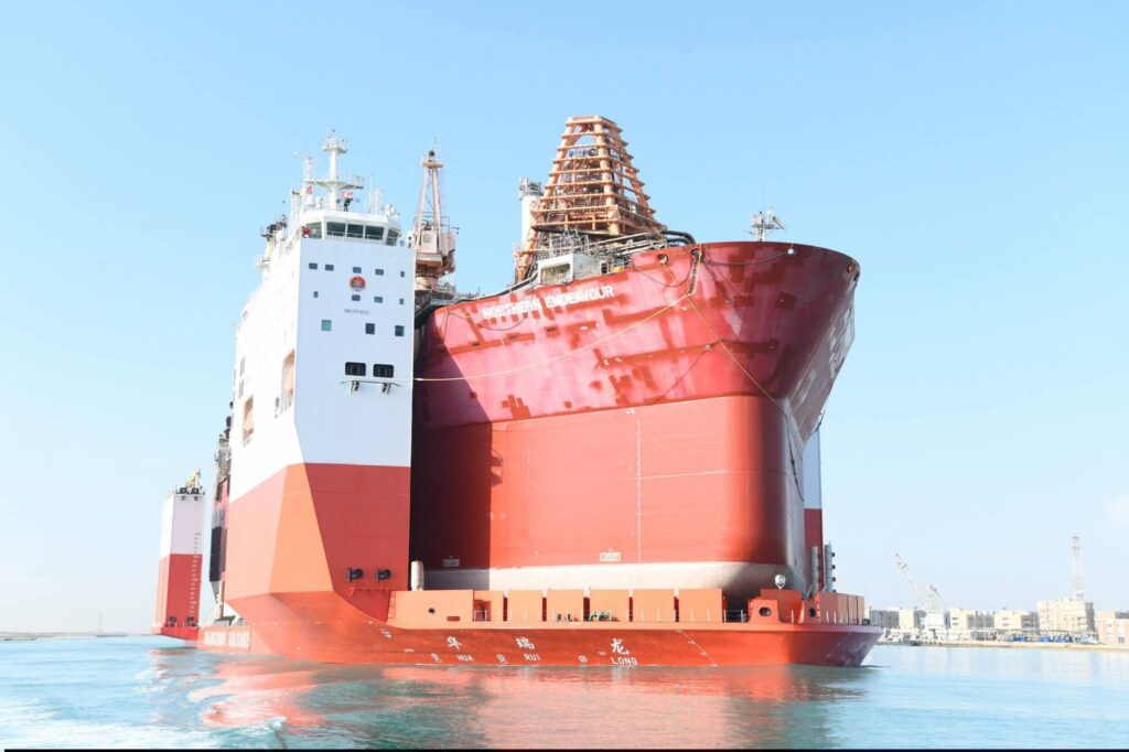 fb_img_17718533865688212297409344895745-1024x682 إحدى أكبر سفن حاملات المثقلات في العالم..🔳 الفريق أسامة ربيع: "قناة السويس تشهد عبور سفينة الغطس HUA RUI LONG ضمن قافلة الجنوب"