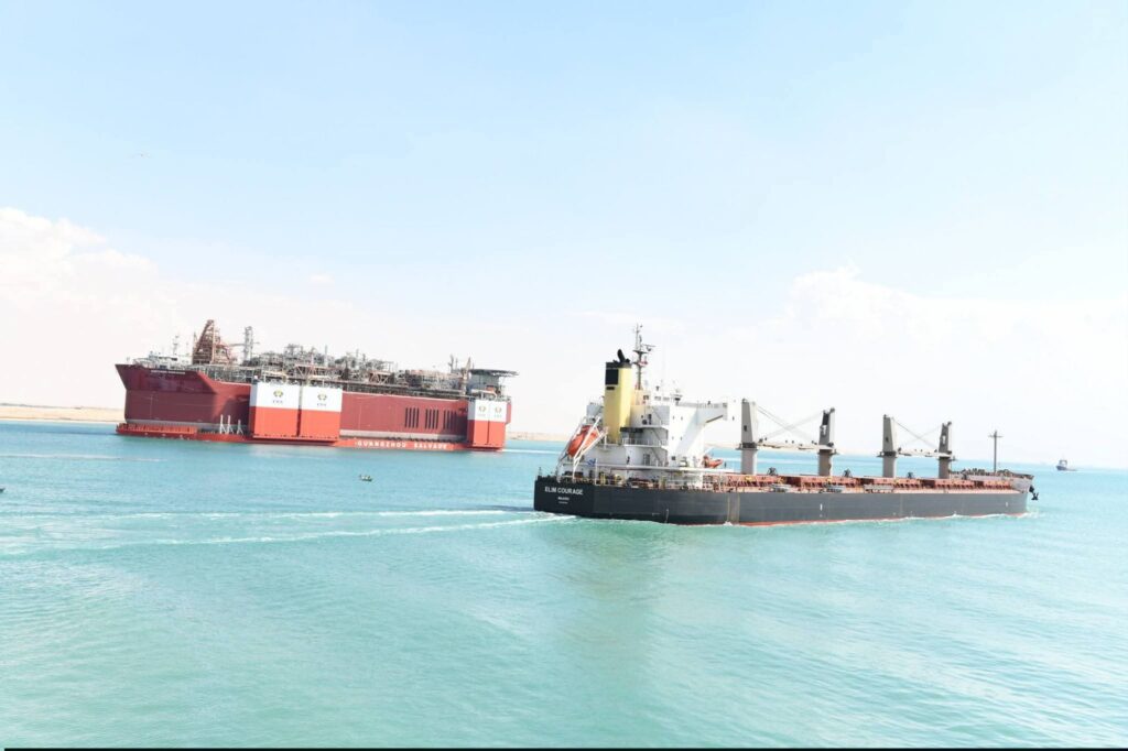 fb_img_17718533894889200329466684486233-1024x682 إحدى أكبر سفن حاملات المثقلات في العالم..🔳 الفريق أسامة ربيع: "قناة السويس تشهد عبور سفينة الغطس HUA RUI LONG ضمن قافلة الجنوب"