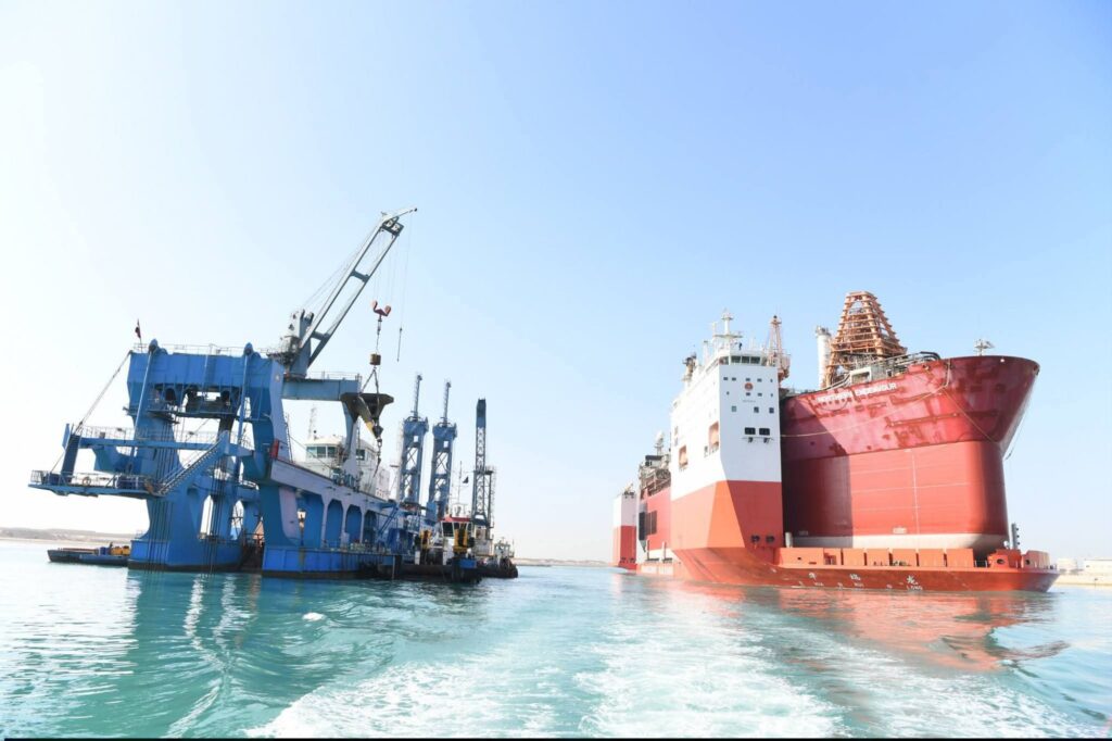 fb_img_17718533947631793977532691171244-1024x682 إحدى أكبر سفن حاملات المثقلات في العالم..🔳 الفريق أسامة ربيع: "قناة السويس تشهد عبور سفينة الغطس HUA RUI LONG ضمن قافلة الجنوب"