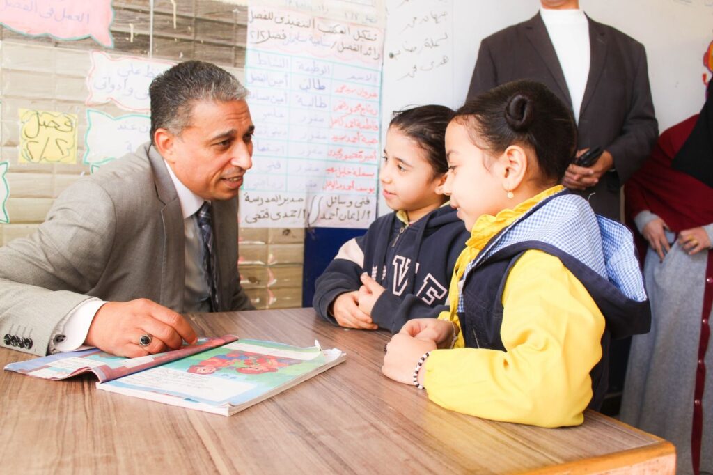 img-20260215-wa0015760075793014215408-1024x682 عطية" يتابع تسليم الكتب الدراسية ميدانياً ويشدد على حل مشاكل المدارس