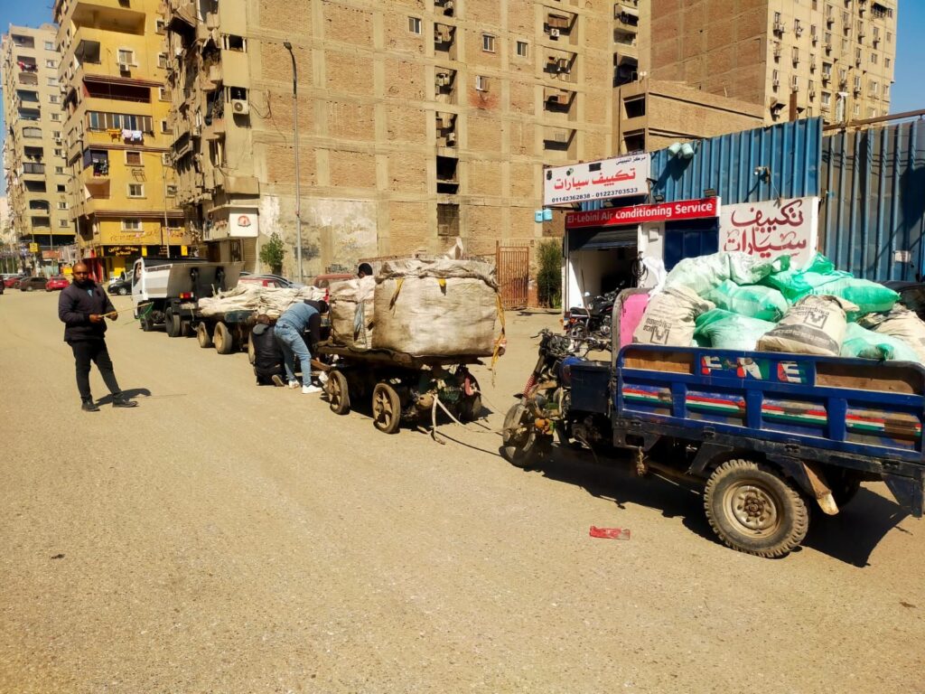 img-20260221-wa00544217970917158967159-1024x768 محافظ الجيزة: ضبط 24 عربة كارو وتروسيكل خلال حملات مكثفة لمواجهة النباشين والفرز العشوائي<br>الأنصاري: مصادرة فورية وغرامات مغلظة على إلقاء الرتش والمخلفات بالطريق العام