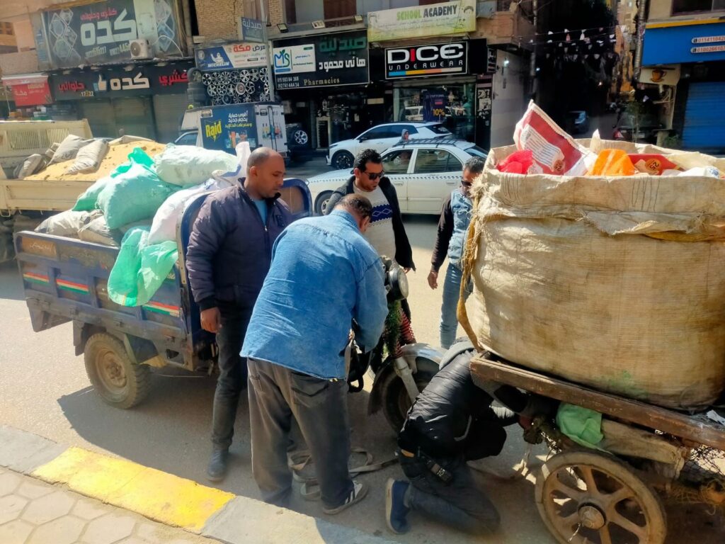 img-20260221-wa00561702009736840327600-1024x768 محافظ الجيزة: ضبط 24 عربة كارو وتروسيكل خلال حملات مكثفة لمواجهة النباشين والفرز العشوائي<br>الأنصاري: مصادرة فورية وغرامات مغلظة على إلقاء الرتش والمخلفات بالطريق العام
