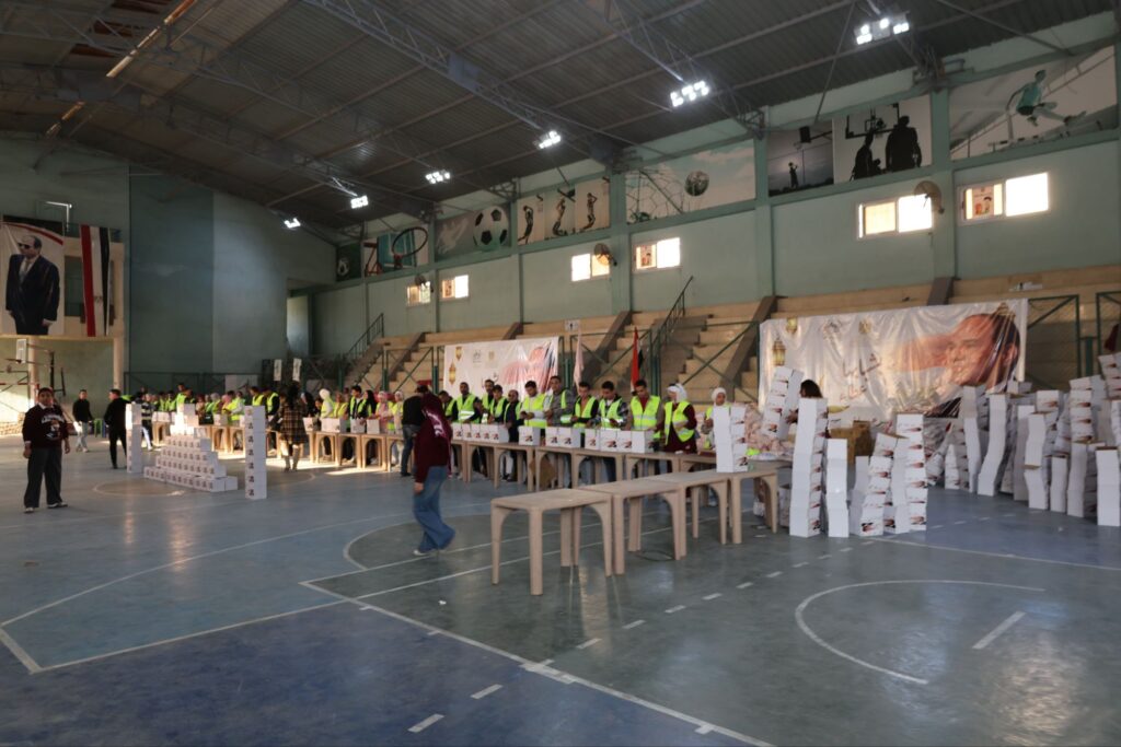 img-20260221-wa00805707895471174121435-1024x683 في أولى لقاءاته بقطاع الشباب والرياضة… محافظ الجيزة يشارك في تعبئة 10 آلاف كرتونة مواد غذائية لدعم القرى الأكثر احتياجًا بـ10 محافظات