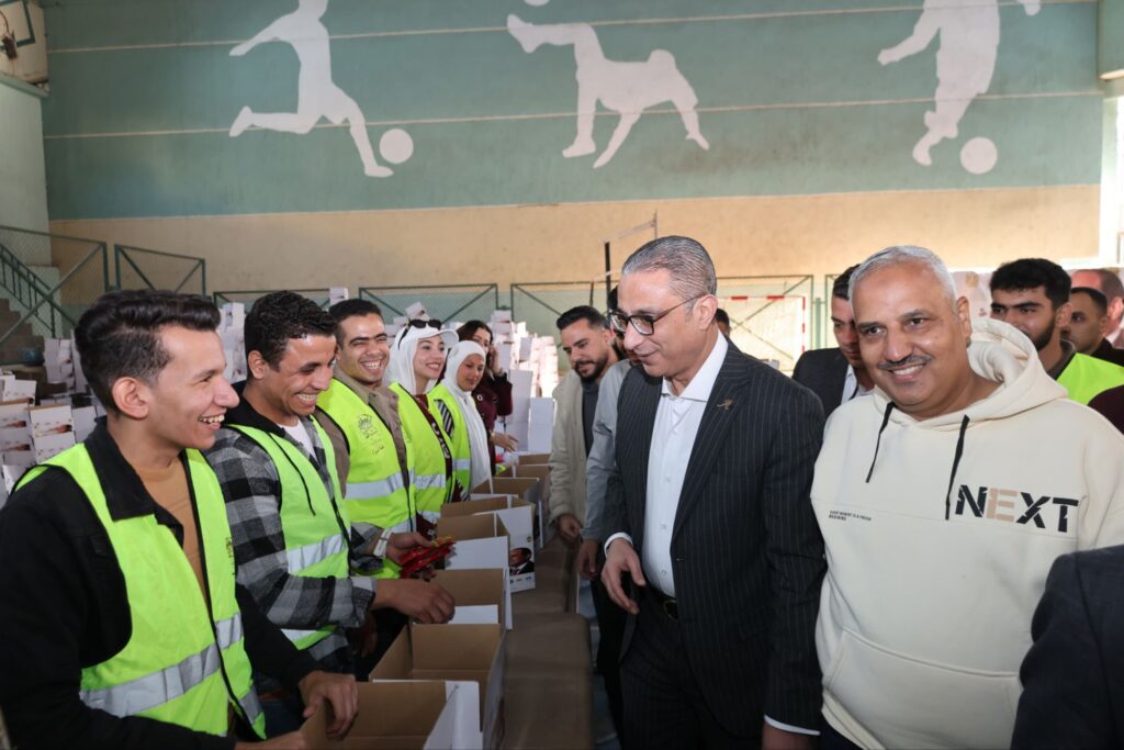 img-20260221-wa00854832593896097400116-1024x683 في أولى لقاءاته بقطاع الشباب والرياضة… محافظ الجيزة يشارك في تعبئة 10 آلاف كرتونة مواد غذائية لدعم القرى الأكثر احتياجًا بـ10 محافظات