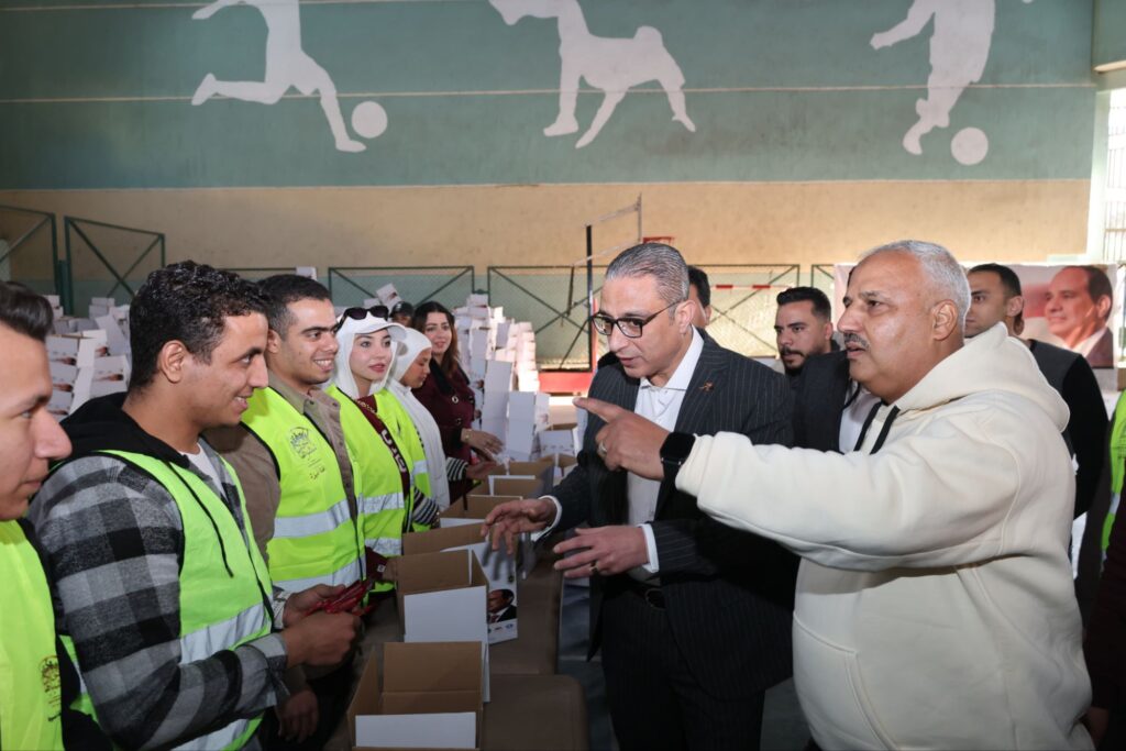 img-20260221-wa00872511411062637790281-1024x683 في أولى لقاءاته بقطاع الشباب والرياضة… محافظ الجيزة يشارك في تعبئة 10 آلاف كرتونة مواد غذائية لدعم القرى الأكثر احتياجًا بـ10 محافظات